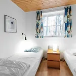 Three-bedroom In Tatil Evi Neksø