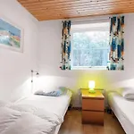 Three-bedroom In Tatil Evi Neksø